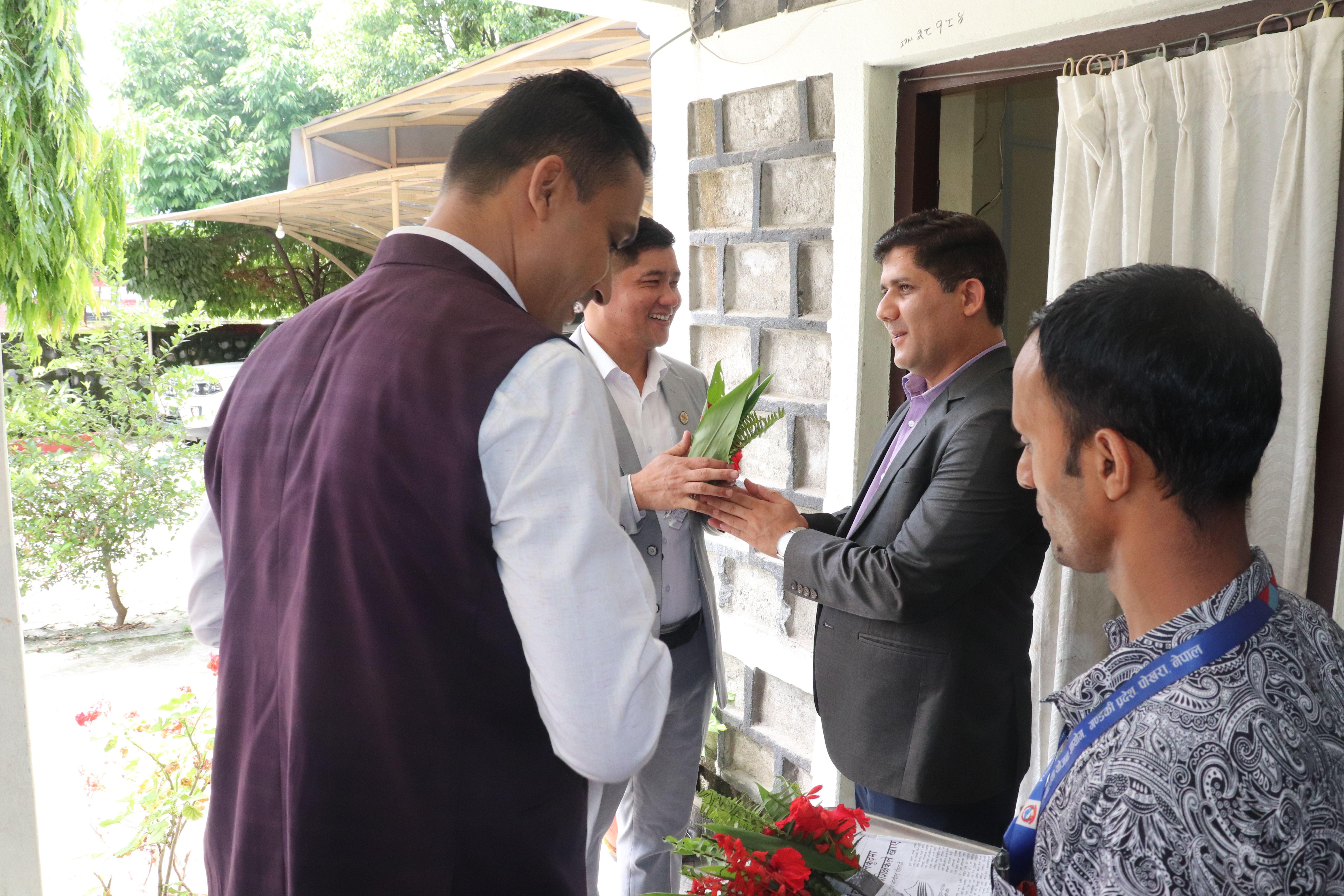 माननीय भौतिक पूर्वाधार विकास तथा यातायात व्यवस्था मन्त्री रेशम बहादुर जुग्जालीज्यूबाट यस आयोगको निरक्षण गर्नुहुदै