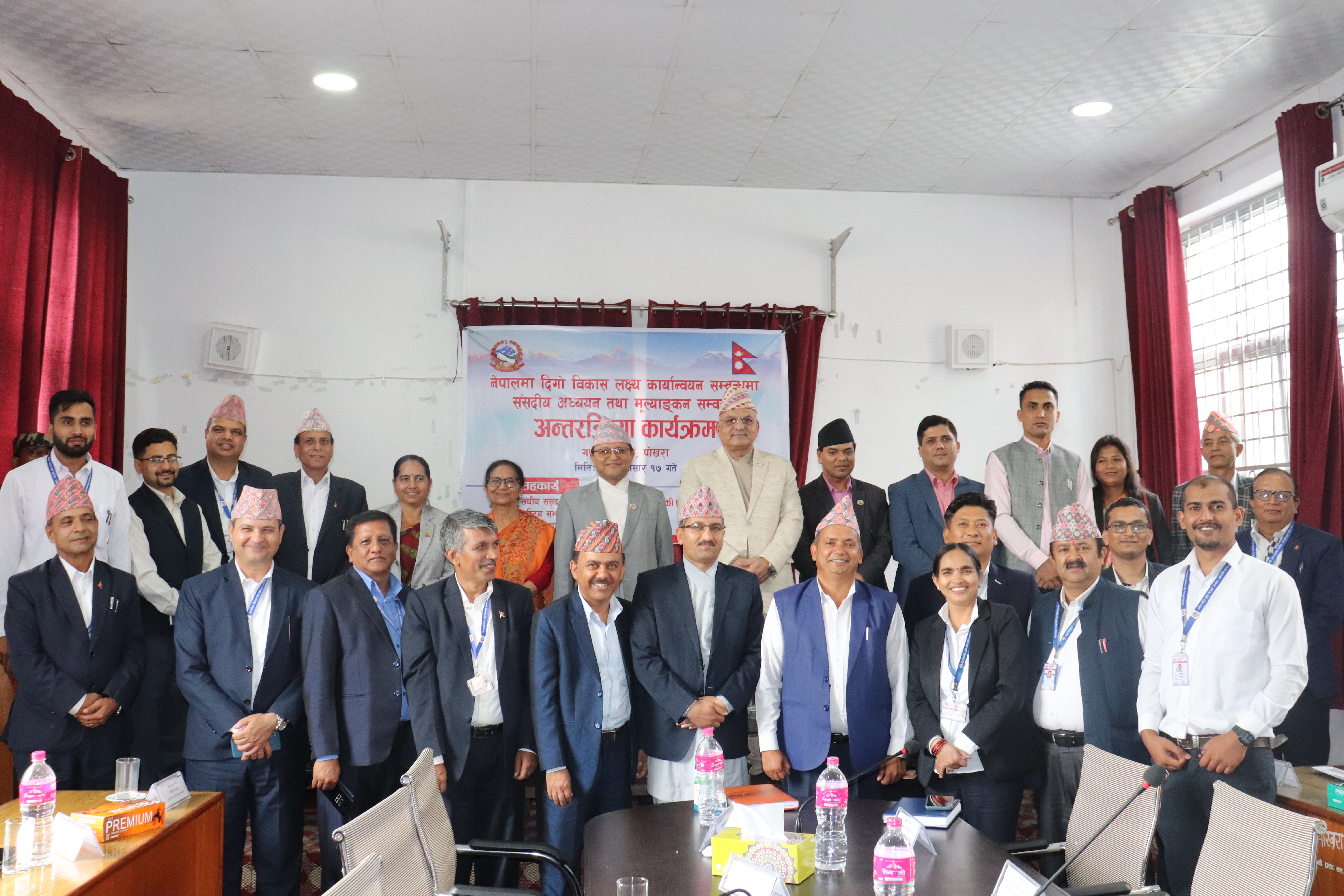माननीय मुख्यमन्त्रीज्यूबाट गण्डकी प्रदेश नीति तथा योजना आयोगका माननीय उपाध्यक्ष डा. कृष्णचन्द्र देवकोटाज्यूले शपथ ग्रहण गर्नुहुदै